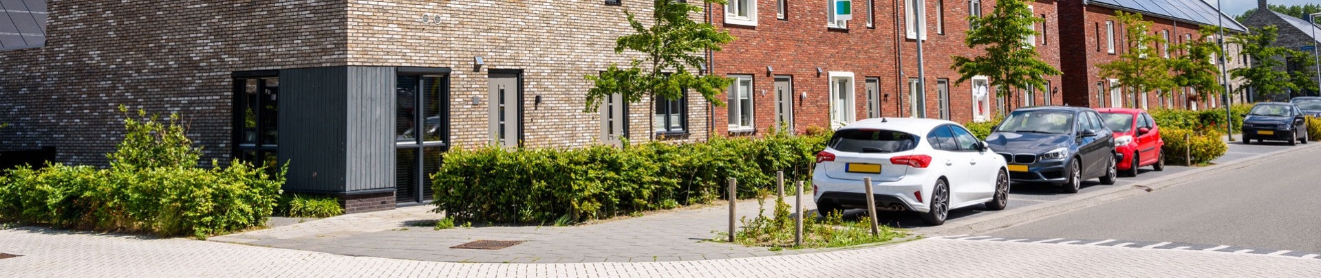 Rij nieuwe energiezuinige bakstenen rijtjeshuizen met het dak bedekt met zonnepanelen op een zonnige dag